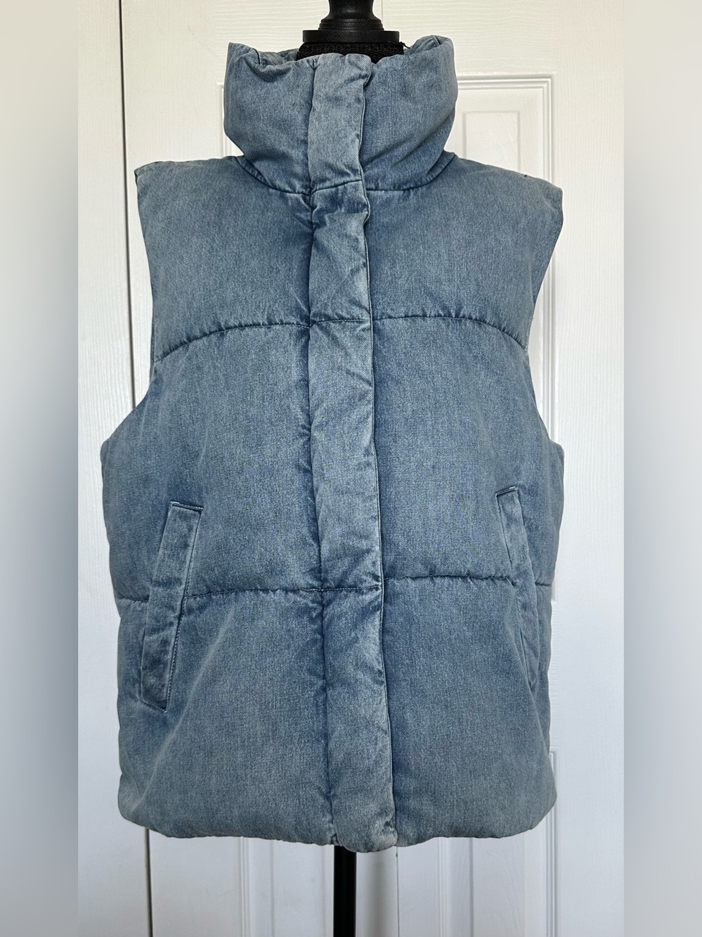 Levi's Denim Quilted Puffer Vest Light Wash, Size Medium